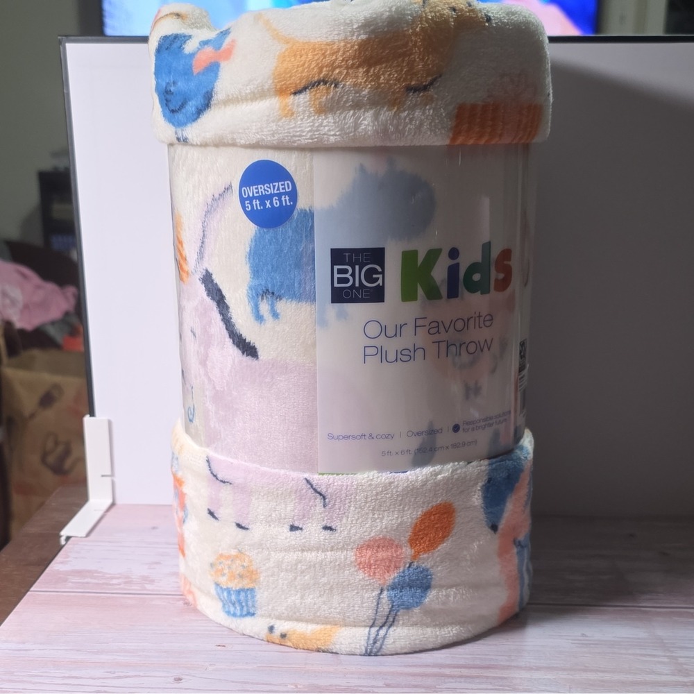 The Big One Kids Plush Throw Blanket Oversized 5x6 ft Dogs/Cats, Polyester